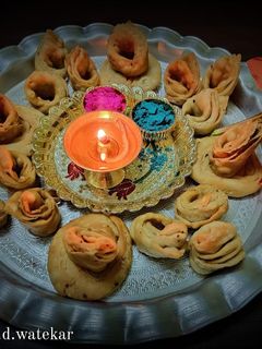मठरी (mathri recipe in marathi) रेसिपी चे मुख्य फोटो