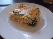 Una foto de lasagna de salmon