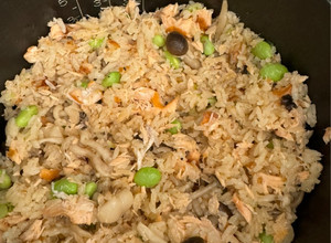 電子鍋鮭魚炊飯 的食譜成品照片