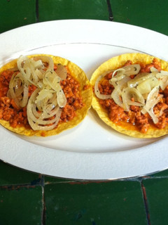Una foto de Tostadas de carne con recado de chorizo
