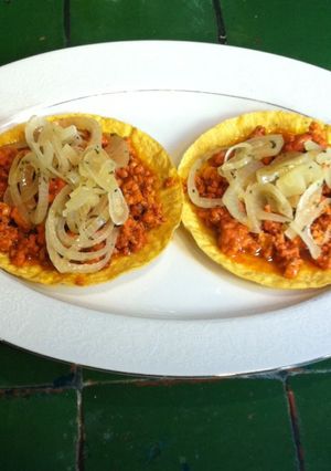 Una foto de Tostadas de carne con recado de chorizo