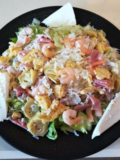 Una foto de Ensalada de arroz y cosas
