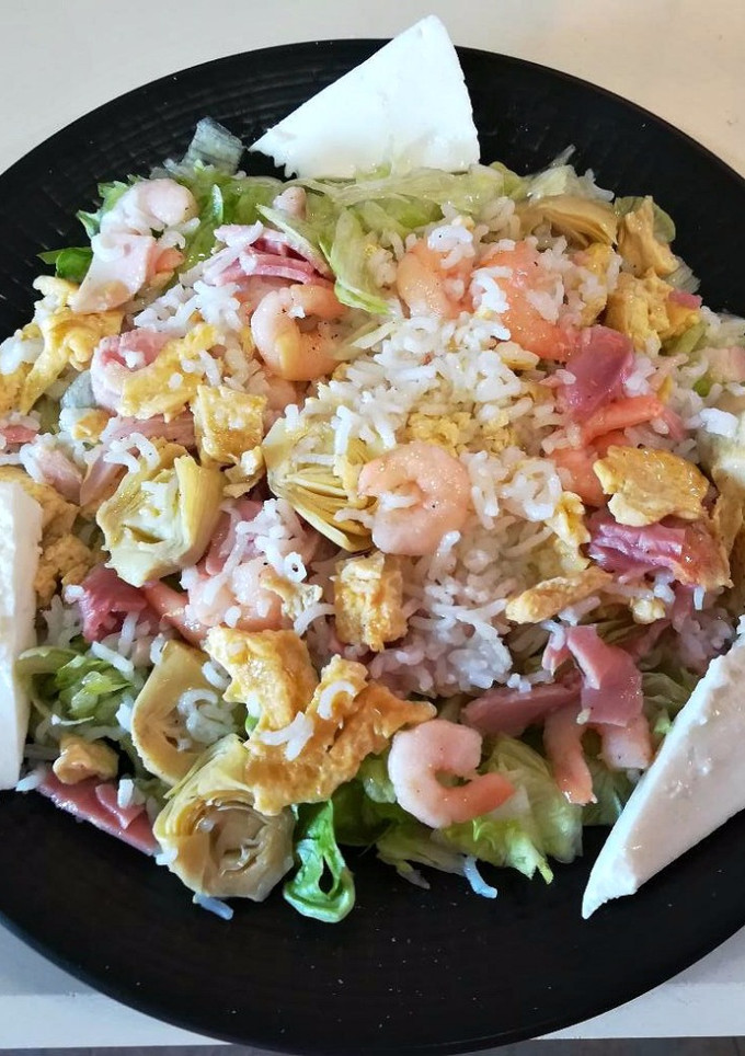Una foto de Ensalada de arroz y cosas