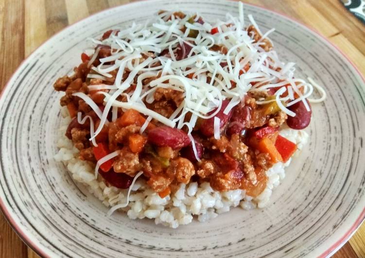 Habas rojas con carne y arroz