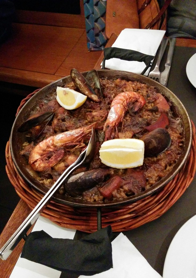 Una foto de Arroz negro con sepia al horno