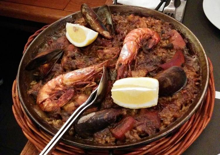 Arroz negro con sepia al horno