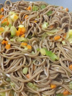 Una foto de Fideos soba con verduras