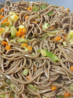 Una foto de Fideos soba con verduras