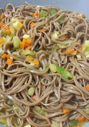 Una foto de Fideos soba con verduras