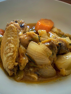Una foto de Alitas de pollo con manzana, naranja y soja