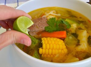 Una foto de La verdadera sopa nicaragüense de res