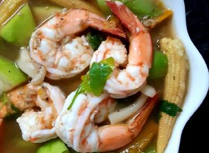 รูปของ "แกงเลียงกุ้งสด" Thai Spicy Mixed Vegetable Soup with Prawns🦐