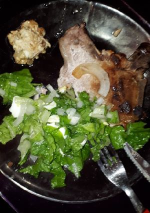 Una foto de Costilla de cerdo con ensalada🥗
