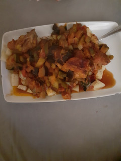 Una foto de Pollo con pisto zafaina