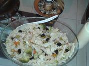 Una foto de ensalada de tornillos con aderezo