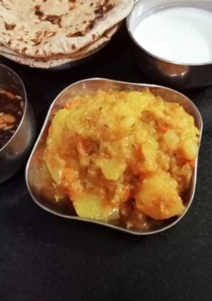 हरी प्याज़ और आलू की सब्जी (hari pyaz aur aloo ki sabzi recipe in Hindi) रेसिपी मुख्य फोटो