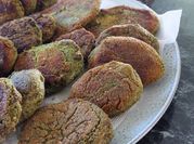 Una foto de falafel al curry