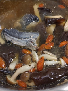 (電鍋)蕈菇烏骨雞湯 的食譜成品照片