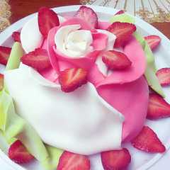 Una foto de Pastel de fresa con leche condensada. súper fácil y rápido