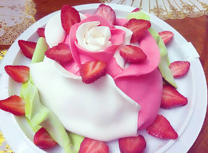 Una foto de Pastel de fresa con leche condensada. súper fácil y rápido