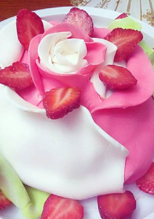 Una foto de Pastel de fresa con leche condensada. súper fácil y rápido