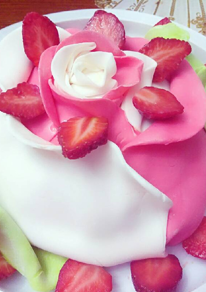 Una foto de Pastel de fresa con leche condensada. súper fácil y rápido