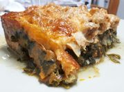 Una foto de lasaña de espinacas y champiñones