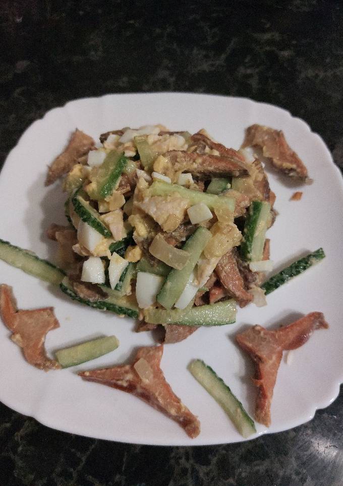 Салат з солоними рижиками і куркою
