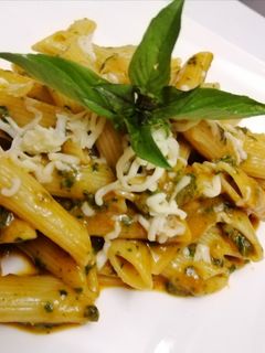 صورة لوصفة معكرونه بصلصة البيستو والصلصه الحمراء🍝