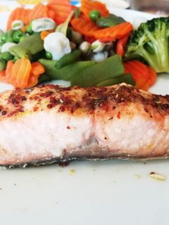 Una foto de Salmón al horno con salsa de mostaza y miel
