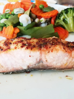Una foto de Salmón al horno con salsa de mostaza y miel