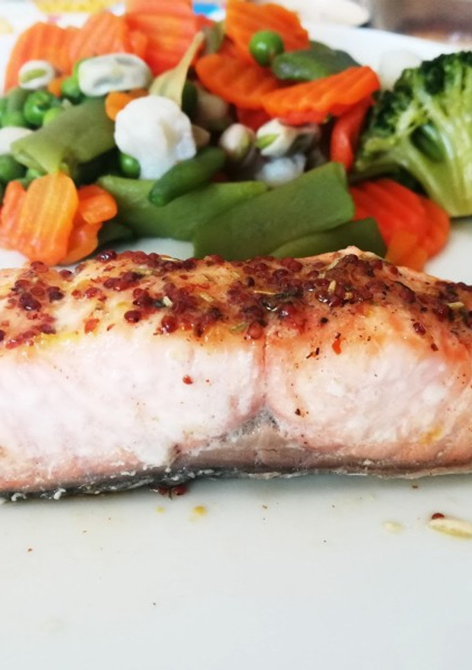 Una foto de Salmón al horno con salsa de mostaza y miel