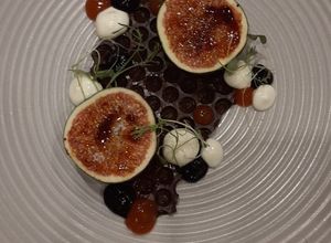 Zdjęcie przepisu Czekoladowa panna cotta, karmelizowana figa, jogurt grecki.