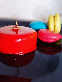 Una foto de Macarrons/mousse de panela/relleno de mousse/glaseado espejo