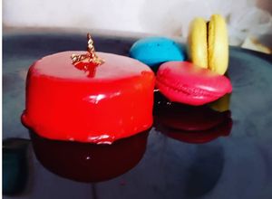 Una foto de Macarrons/mousse de panela/relleno de mousse/glaseado espejo