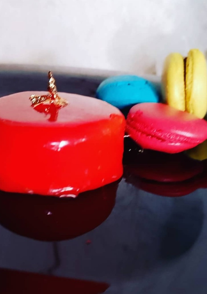 Una foto de Macarrons/mousse de panela/relleno de mousse/glaseado espejo