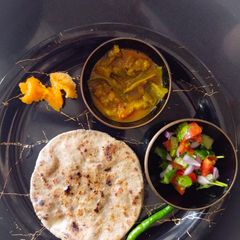 A picture of Kathiyawadi mix saak.