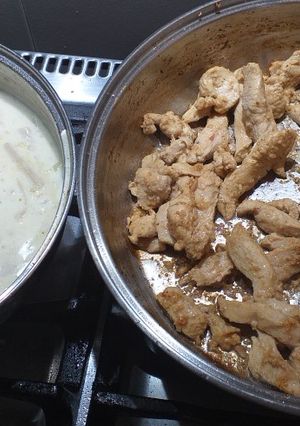Una foto de Pollo con espárragos blanco