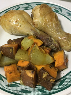 Una foto de Muslos de pollo con batata y patata
