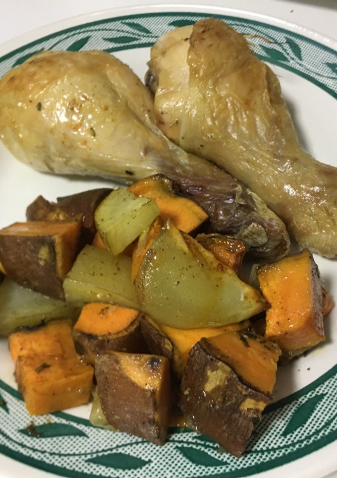 Una foto de Muslos de pollo con batata y patata