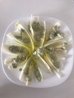 Una foto de Ensalada de endivias con salsa de queso azul