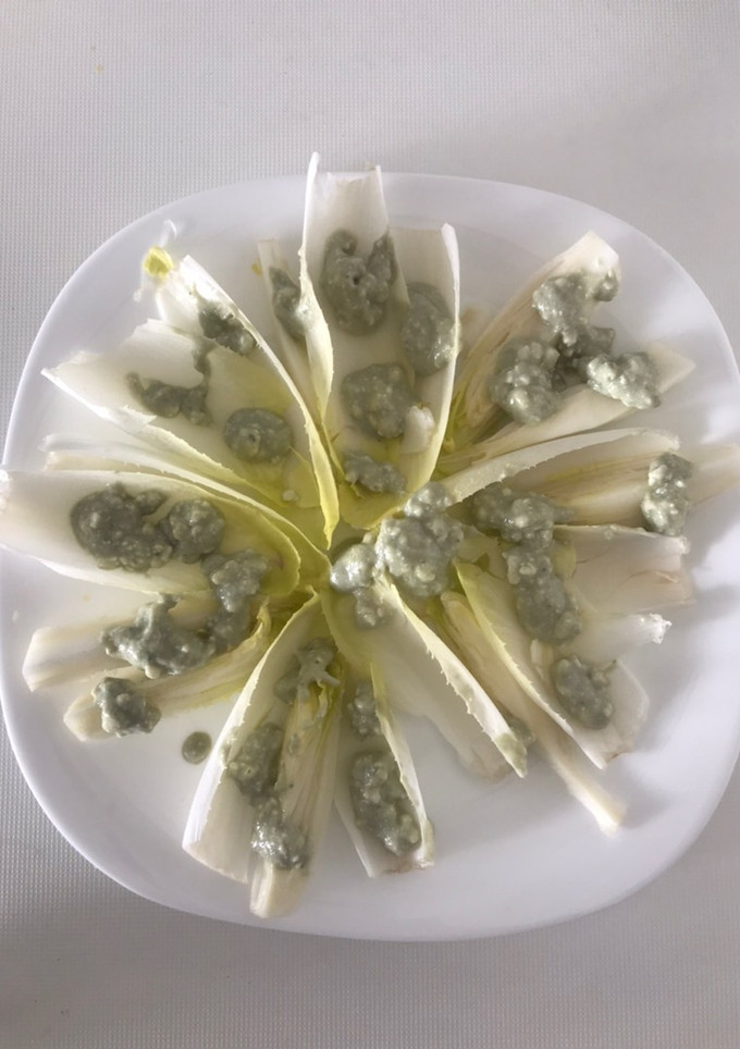 Una foto de Ensalada de endivias con salsa de queso azul