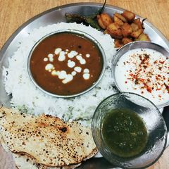 A picture of Kali masoor ki daal,chawal aur chutney.