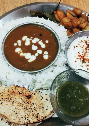 A picture of Kali masoor ki daal,chawal aur chutney.