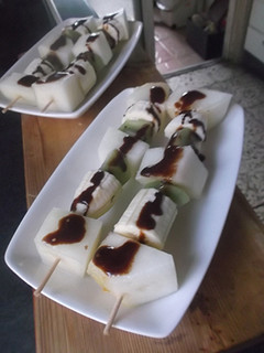 Una foto de Pincho de melón, platano y kiwi