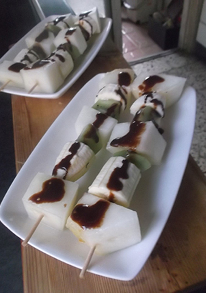 Una foto de Pincho de melón, platano y kiwi