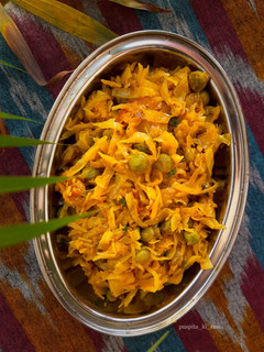 A picture of Cabbage matar curry.