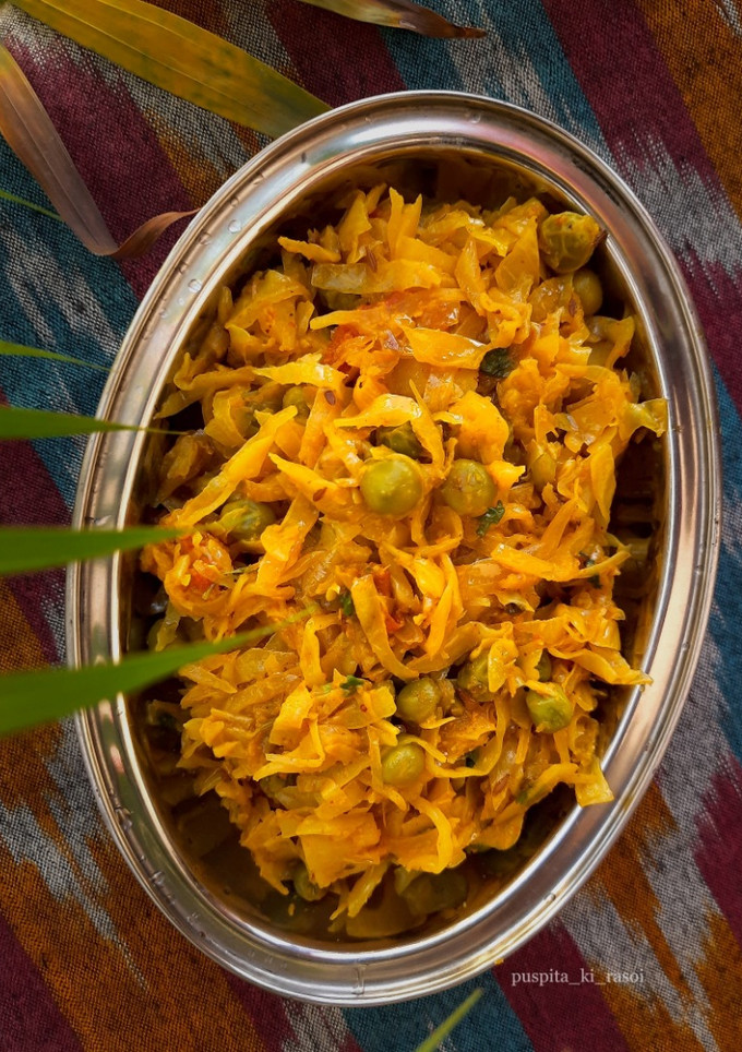 A picture of Cabbage matar curry.