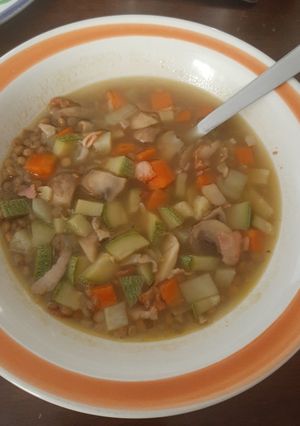 Una foto de Lentejas con tocino y verduras