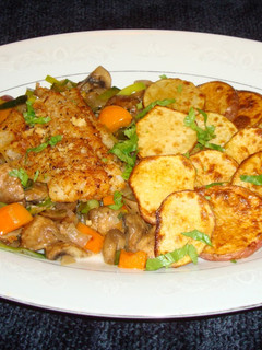 Una foto de MERLUZA BROILED CON PORRONES Y HONGOS CREMINI. JON STYLE